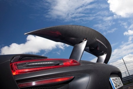 Cánh gió sau hình cánh diều, làm bằng vật liệu sợi carbon